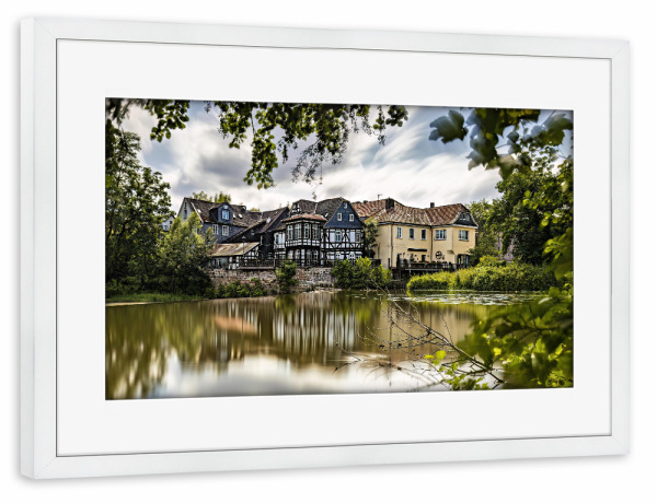 Poster mit Rahmen weiß "Marburg an der Lahn" artboxONE - Architektur - Marburg,Lahn,Hessen,Fluss,Wehr,Fachwerkhaus,Mühle,Historisch,Spiegelung