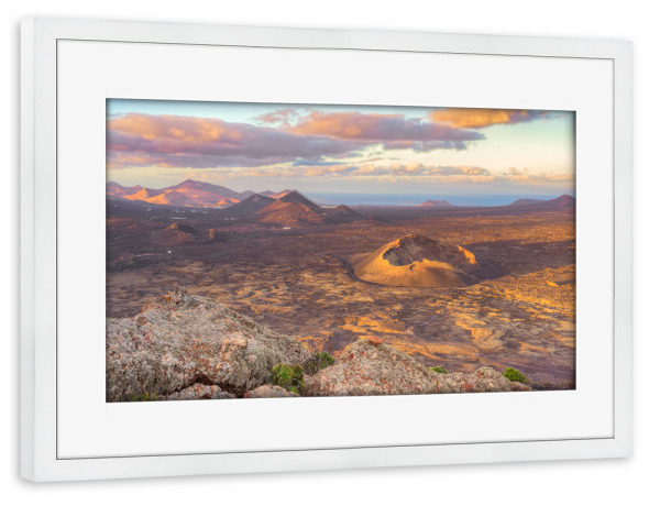Poster mit Rahmen weiß "Blick zum Vulkan El Cuervo" artboxONE - Natur,Reise,Reise / Länder