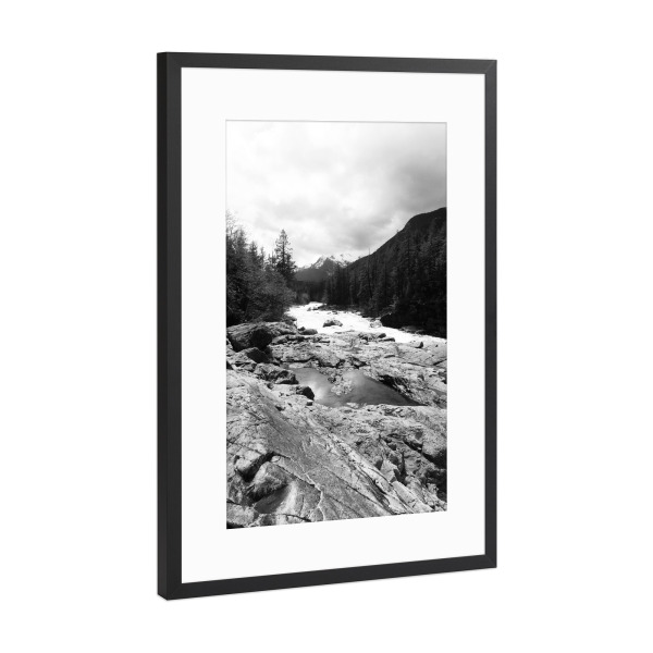 Poster mit Rahmen Schwarz (Metallic) "Vancouver Island Creek" artboxONE - Natur,Reise,Schwarzweiß,Reise / Länder