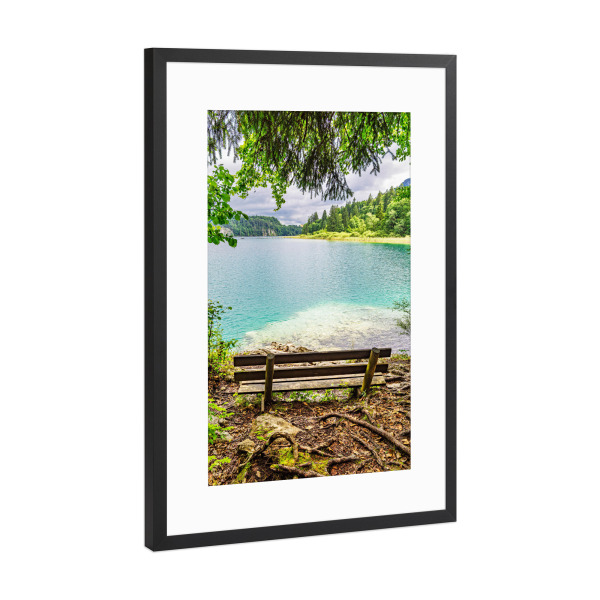 Poster mit Rahmen Schwarz (Metallic) "Alpsee mit Sitzbank" artboxONE - Natur,Reise