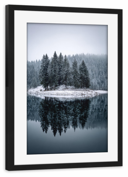 Poster mit Rahmen schwarz "Verschneite Insel" artboxONE - Natur - Insel,See,Wald,Winter,Schnee,Wasser,Berge,Naturfotografie,Nebel,Mystisch,Wandbild