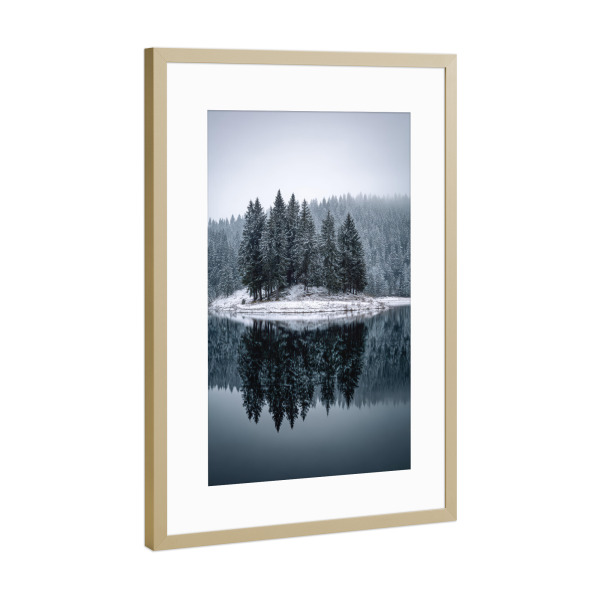 Poster mit Rahmen Gold "Verschneite Insel" artboxONE - Natur - Insel,See,Wald,Winter,Schnee,Wasser,Berge,Naturfotografie,Nebel,Mystisch,Wandbild