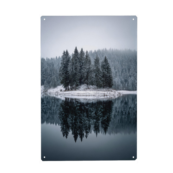 Metall Poster "Verschneite Insel" artboxONE - Natur - Insel,See,Wald,Winter,Schnee,Wasser,Berge,Naturfotografie,Nebel,Mystisch,Wandbild - Blechschild