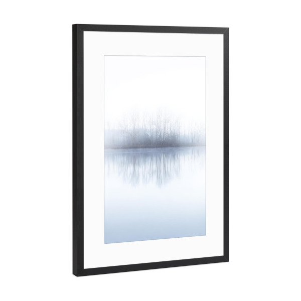 Poster mit Rahmen Schwarz (Metallic) "Nebelwald am See" artboxONE - Natur