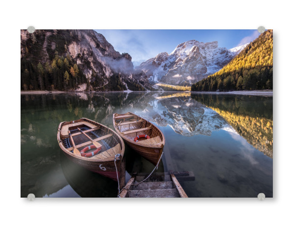 Acrylglasbild "Bootshaus am Pragser Wildsee" artboxONE - Natur,Reise,Reise / Länder