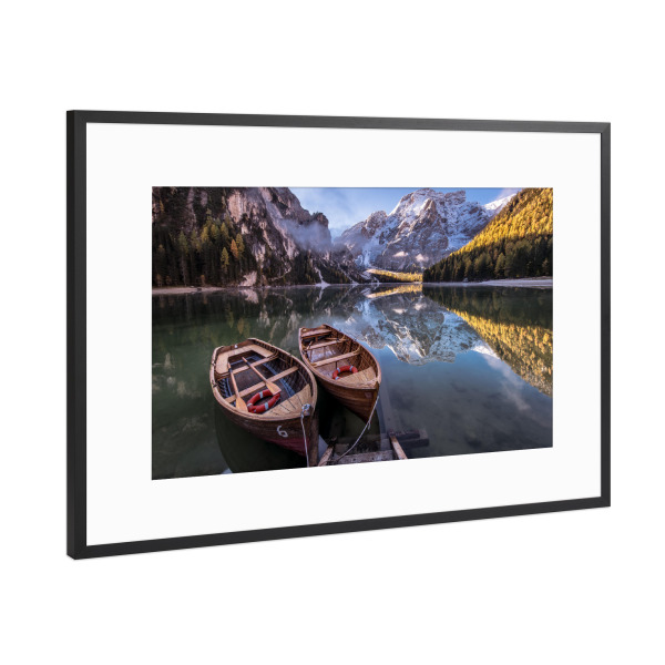 Poster mit Rahmen Schwarz (Metallic) "Bootshaus am Pragser Wildsee" artboxONE - Natur,Reise,Reise / Länder