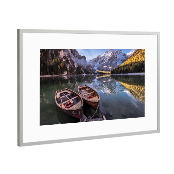 Poster mit Rahmen Silber "Bootshaus am Pragser Wildsee" artboxONE - Natur,Reise,Reise / Länder