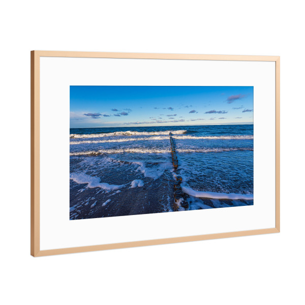 Poster mit Rahmen Kupfer "Wellen und Buhne am Strand" artboxONE - Natur,Reise,Reise / Strand und Meer