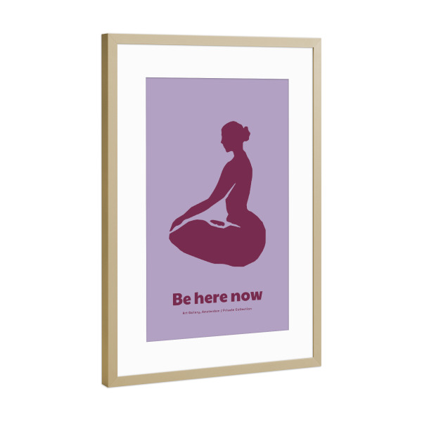 Poster mit Rahmen Gold "Be Here Now (Yoga)" artboxONE - Typografie,Menschen,Für Mama - Yoga,Im hier und jetzt,Namaste,Feminin,Frau,Körper,Illustration