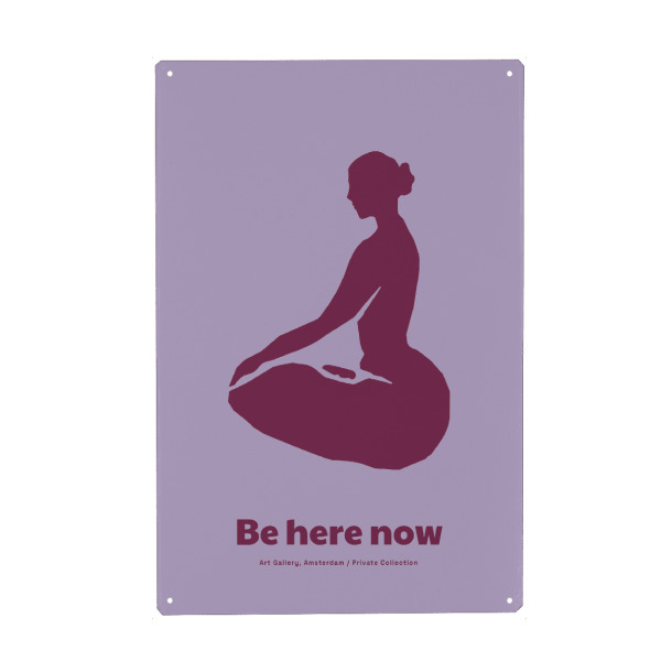 Metall Poster "Be Here Now (Yoga)" artboxONE - Typografie,Menschen,Für Mama - Yoga,Im hier und jetzt,Namaste,Feminin,Frau,Körper,Illustration