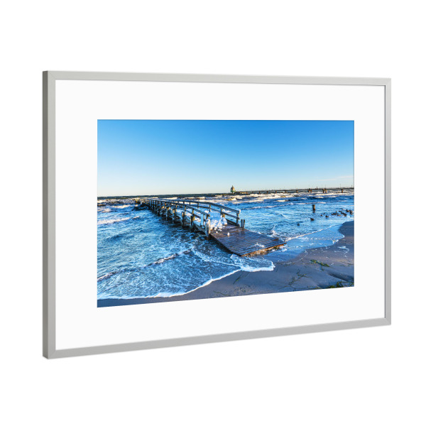 Poster mit Rahmen Silber "Steg und Seebrücke in Zingst" artboxONE - Natur,Reise,Architektur,Reise / Strand und Meer