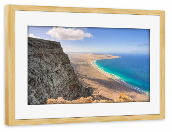 Poster mit Rahmen kiefer "Famara-Klippe auf Lanzarote" artboxONE - Natur,Reise,Reise / Strand und Meer
