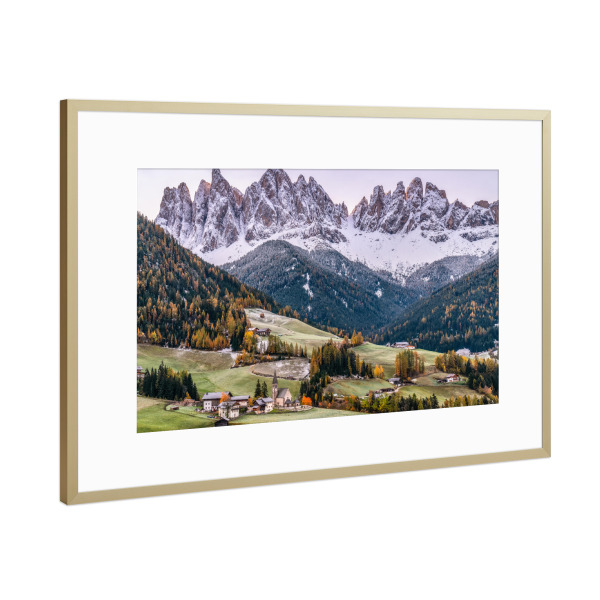 Poster mit Rahmen Gold "Schneebedeckte Geislerspitzen" artboxONE - Natur,Reise