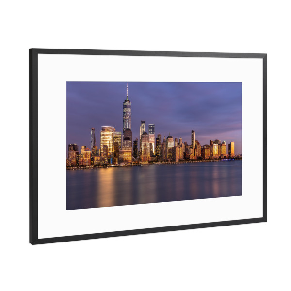 Poster mit Rahmen Schwarz (Metallic) "Blaue Stunde über NYC" artboxONE - Städte,Städte / New York,Architektur