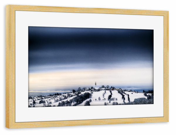 Poster mit Rahmen kiefer "Kleine Kirche" artboxONE - Natur,Reise - Kirche,Winter,Winterlandschaft,Himmel,Wolken,Bayern,Landschaftsfotografie,Bäume