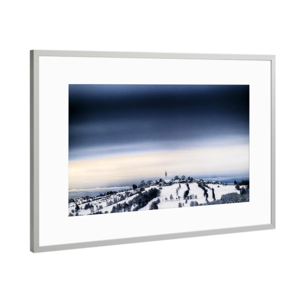 Poster mit Rahmen Silber "Kleine Kirche" artboxONE - Natur,Reise - Kirche,Winter,Winterlandschaft,Himmel,Wolken,Bayern,Landschaftsfotografie,Bäume
