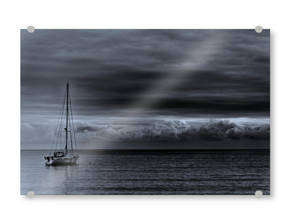 Acrylglasbild "Einsamer Segler" artboxONE - Reise,Schwarzweiß,Reise / Strand und Meer