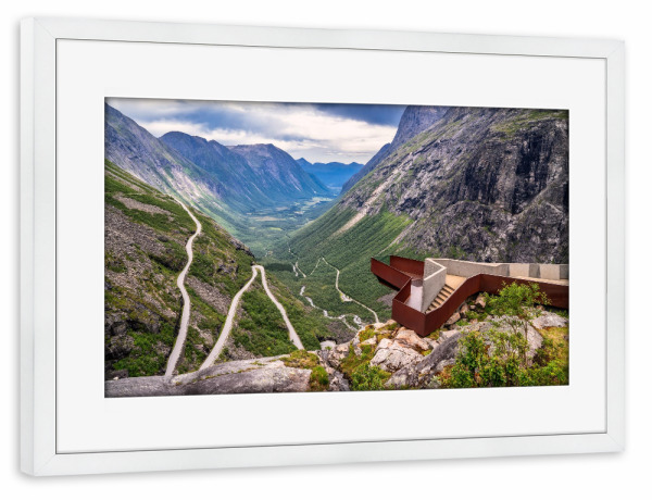Poster mit Rahmen weiß "Panoramablick Trollstigen" artboxONE - Reise,Architektur,Reise / Länder,Buchstaben / N
