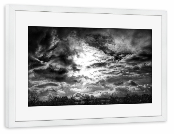 Poster mit Rahmen weiß "Winterwolken" artboxONE - Natur,Schwarzweiß - Winter,Schnee,Sturm,Landschaft,Landschaftsfotografie,Schwarzweiß,Schneesturm