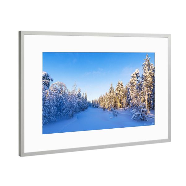 Poster mit Rahmen Silber "Winter mit Wald in Finnland" artboxONE - Natur,Reise,Reise / Länder
