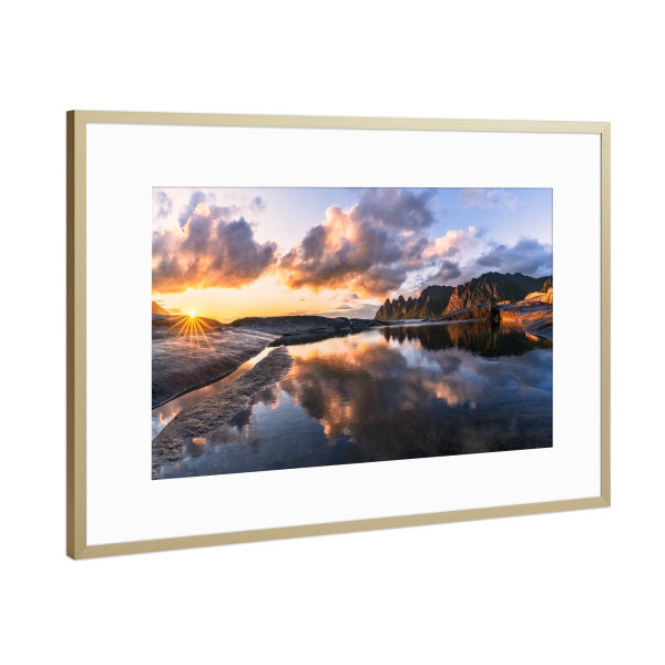 Poster mit Rahmen Gold "Sonnenuntergang Insel Senja" artboxONE - Natur,Reise,Reise / Länder,Buchstaben / S