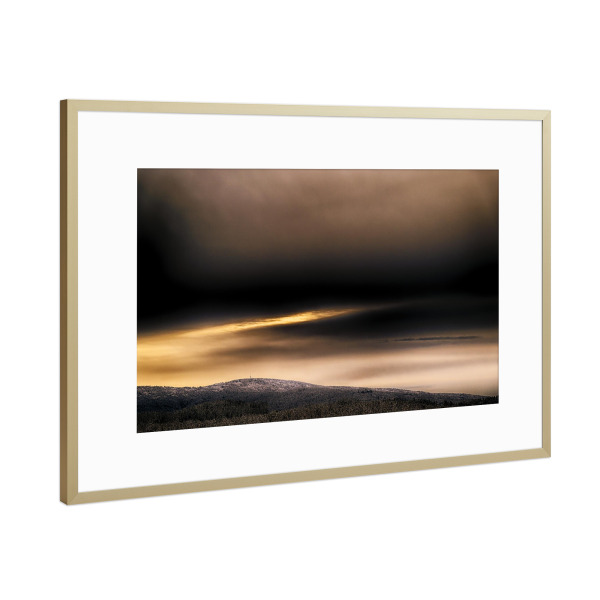 Poster mit Rahmen Gold "Dunkler Himmel" artboxONE - Natur,Reise - Wald,Winterlandschaft,Winter,Himmel,Bayern,Landschaftsfotografie