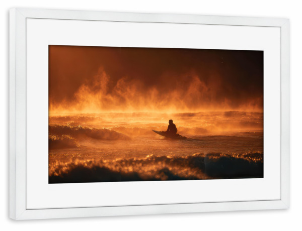 Poster mit Rahmen weiß "Surfer im Nebel" artboxONE - Sport