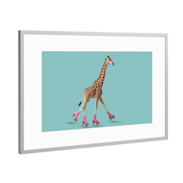 Poster mit Rahmen Silber "Giraffe auf einer Rolle" artboxONE - Für Kinder,Tiere,Lustig