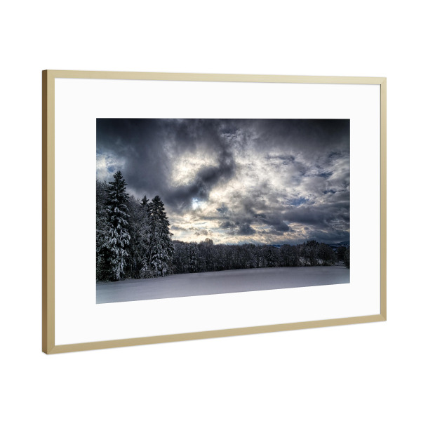 Poster mit Rahmen Gold "Winterwald und Wolken" artboxONE - Natur,Reise - Wald,Winter,Winterlandschaft,Wolken,Schneebedeckt,Sonne,Sonnenstrahlen