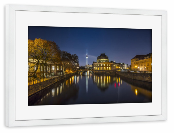 Poster mit Rahmen weiß "Nächtliche Spree mit Fernsehturm" artboxONE - Städte / Berlin,Reise,Architektur