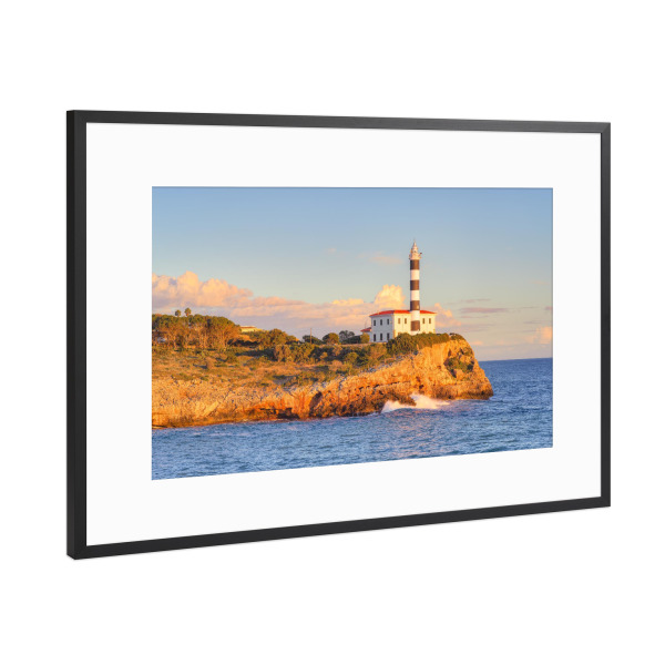Poster mit Rahmen Schwarz (Metallic) "Leuchtturm von Portocolom Mallorca" artboxONE - Reise,Architektur,Reise / Länder