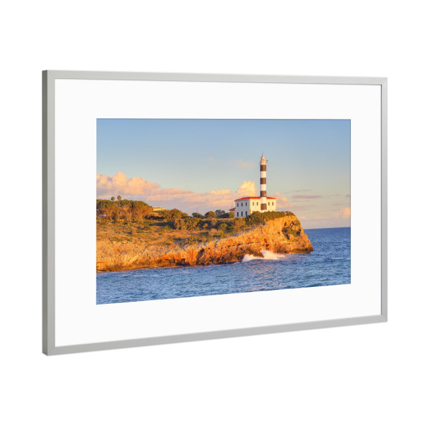 Poster mit Rahmen Silber "Leuchtturm von Portocolom Mallorca" artboxONE - Reise,Architektur,Reise / Länder