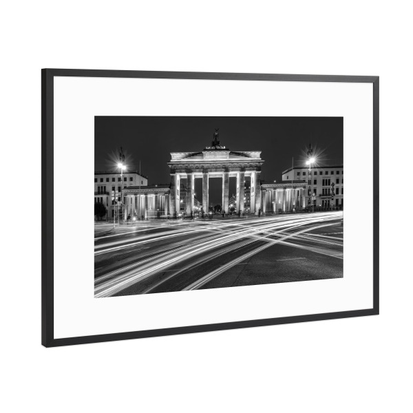 Poster mit Rahmen Schwarz (Metallic) "Urbanes Berlin bei Nacht monochrom" artboxONE - Städte / Berlin,Schwarzweiß,Architektur
