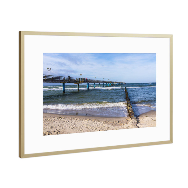 Poster mit Rahmen Gold "Buhne, Welle und Seebrücke" artboxONE - Natur,Reise,Architektur,Reise / Strand und Meer