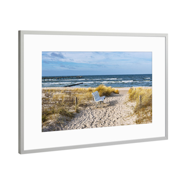 Poster mit Rahmen Silber "Strandzugang mit Sitzbank" artboxONE - Natur,Reise,Reise / Strand und Meer