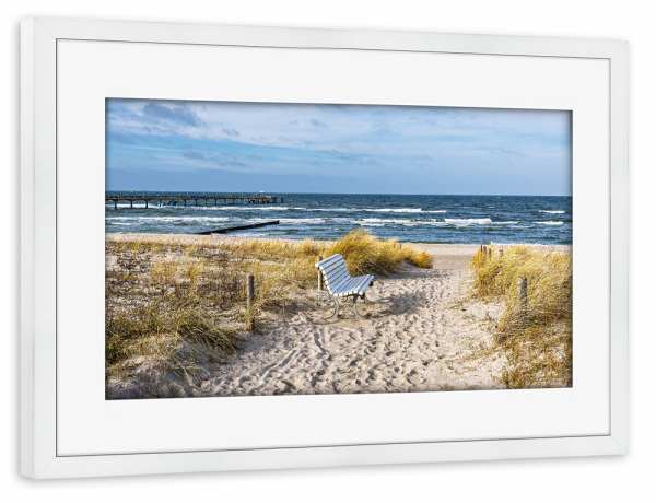 Poster mit Rahmen weiß "Strandzugang mit Sitzbank" artboxONE - Natur,Reise,Reise / Strand und Meer