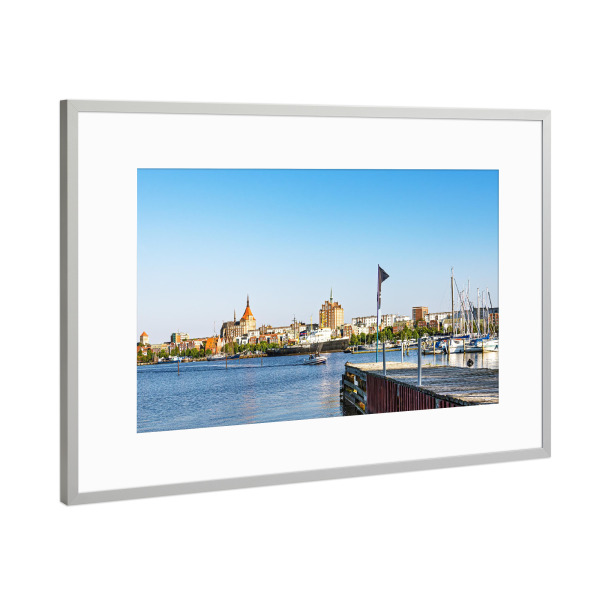 Poster mit Rahmen Silber "Warnow mit Steg und Boote" artboxONE - Städte,Natur,Reise,Architektur