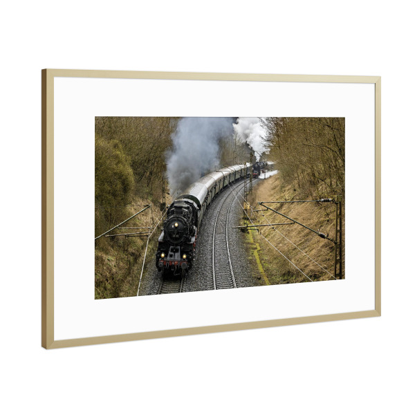 Poster mit Rahmen Gold "Eine Dampflok unter Volldampf" artboxONE - Reise,Automobile - Dampflok,Dampflokomotive,Lokomotive,Zug,Dampfzug,Eisenbahn