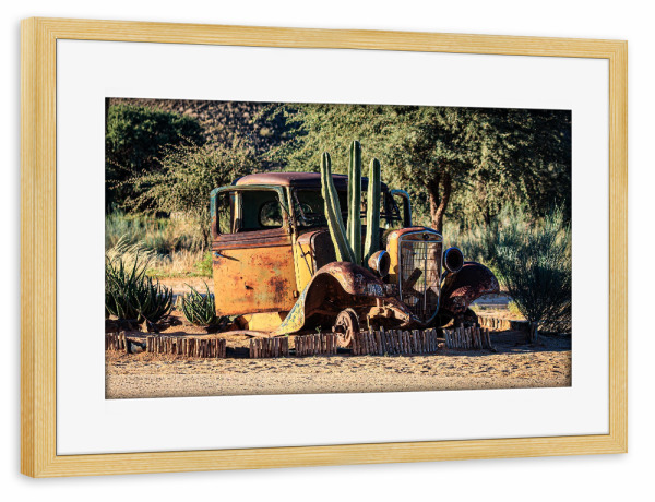 Poster mit Rahmen kiefer "Ein alter Pickup in Namibia" artboxONE - Automobile - Namibia,Oldtimer,Kaktuss,Auto,Wrack,Rost,Pickup,Afrika,Savanne