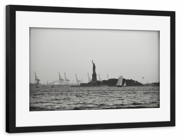 Poster mit Rahmen schwarz "Blick auf den Hafen von NYC" artboxONE - Städte / New York,Reise,Schwarzweiß,Reise / Strand und Meer,Reise / Länder