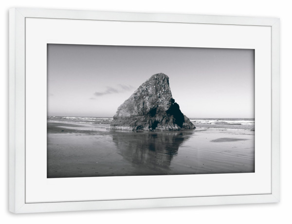 Poster mit Rahmen weiß "A Rock on the Beach" artboxONE - Natur,Reise,Schwarzweiß,Reise / Strand und Meer,Reise / Länder