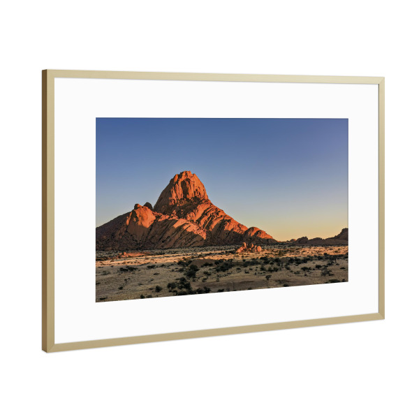 Poster mit Rahmen Gold "Der Berg Spitzkoppe" artboxONE - Natur,Reise / Afrika - Namibia,Spitzkoppe,Berg,Landschaft,Natur,Felsen