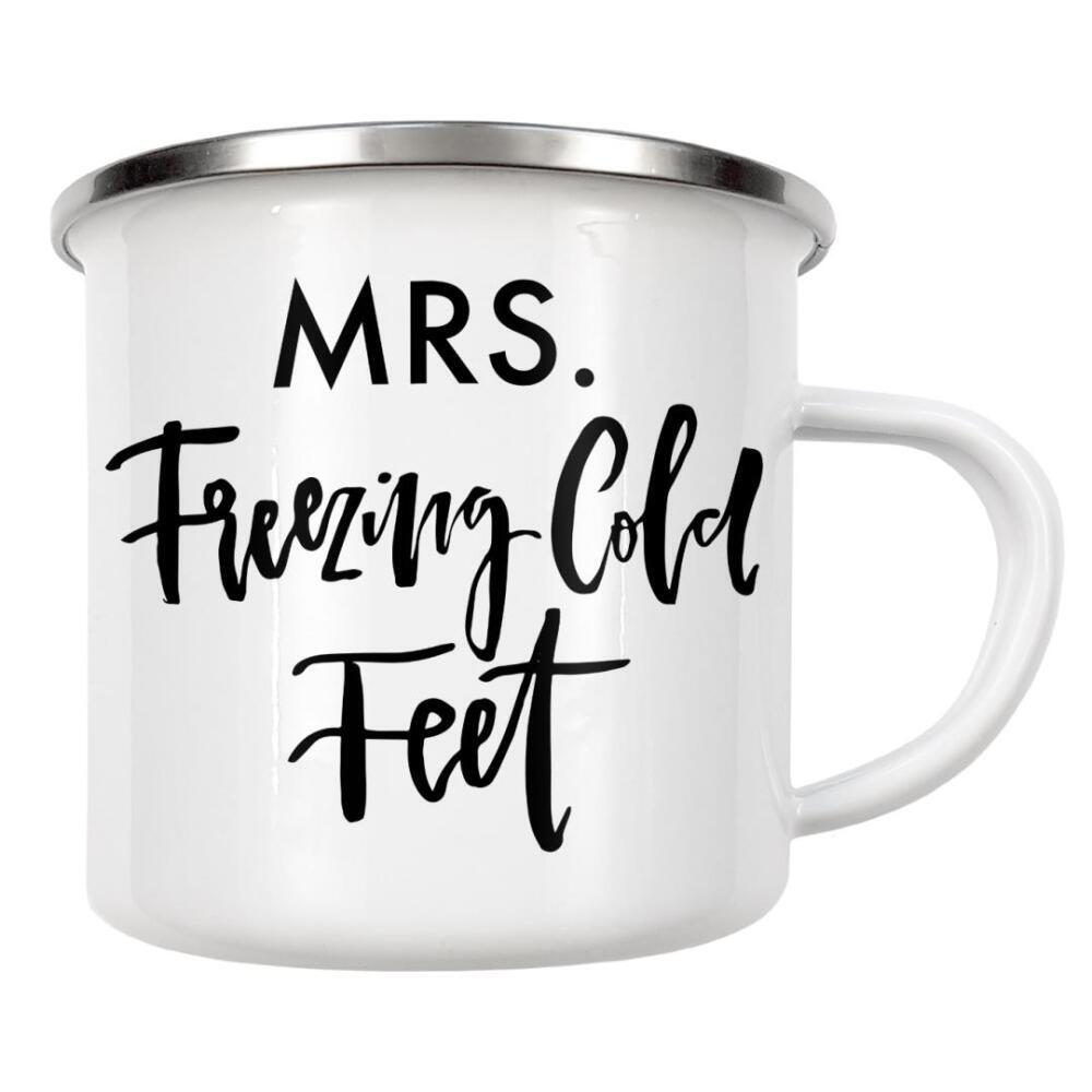 Emaille Tasse "Mrs. Freezing Cold Feet" artboxONE - Typografie,Schwarzweiß,Lustig