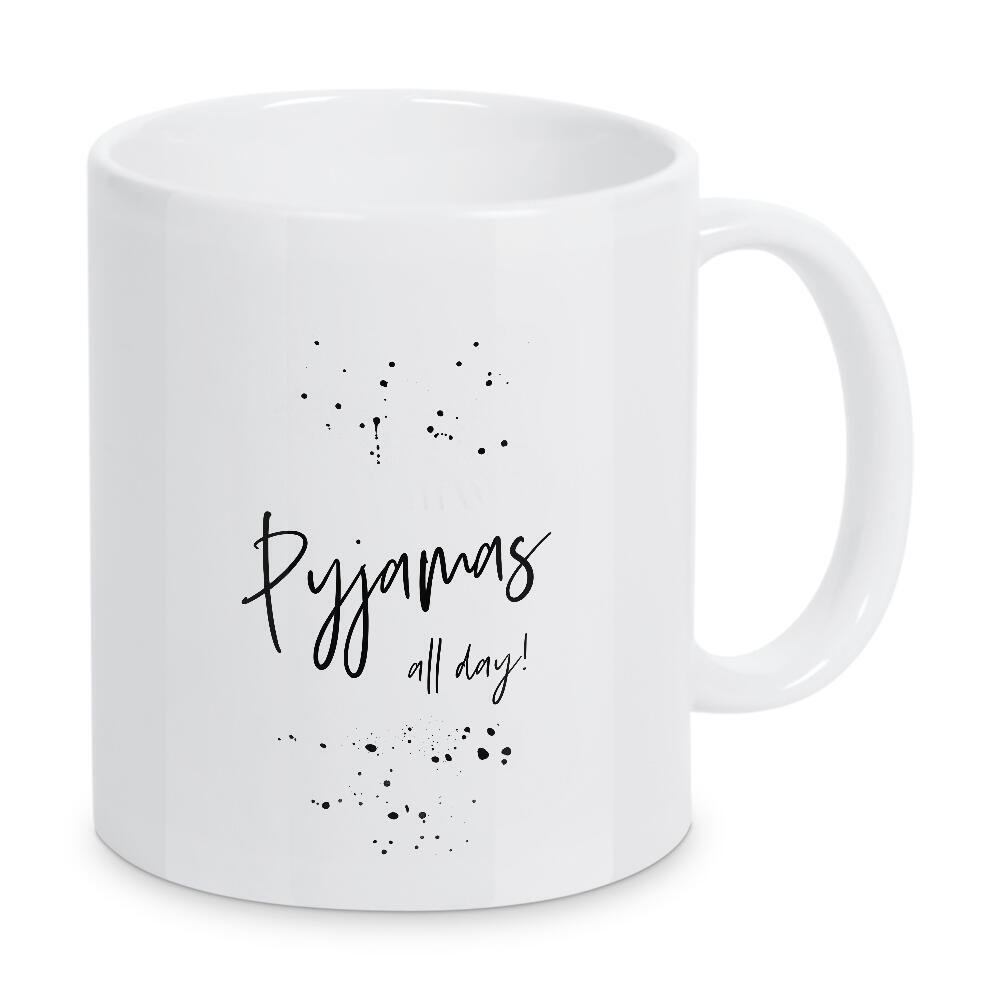 Tasse "Text Art PYJAMAS ALL DAY" artboxONE - Typografie,Schwarzweiß - Spruch,Gemütlich,Pyjama,Zuhause,Schlafzimmer,Chillen,Stay home