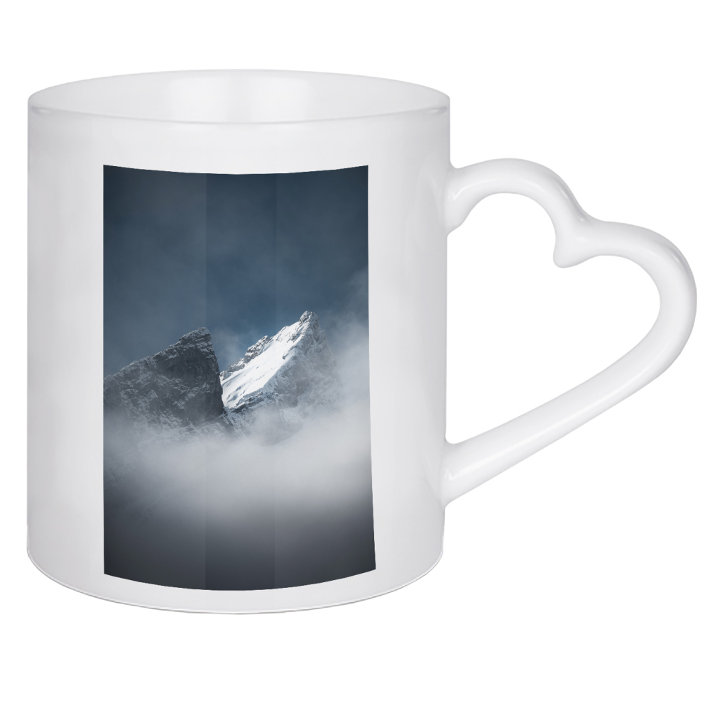 Herztasse "Neblige Bergspitze" artboxONE - Natur - Schnee,Berg,Schweiz,Berge,Mountains,Snow,Natur,Nature,Fog,Nebel,Landschaft,Wanderlust,Neblig,Alpen