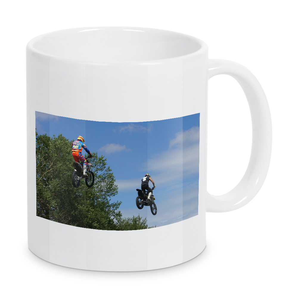 Tasse "Flying Motorbikes" artboxONE - Reise,Sport / Motorsport,Sport - Show,Action,Flug,Jump,Motorrad,Bike,Rennen,Sprung,Biker