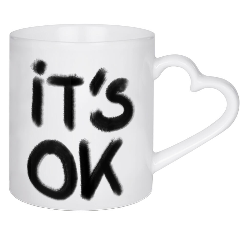 Herztasse "It ́s okay" artboxONE - Typografie,Schwarzweiß - Okay,Alles in ordnung,Typografie,Worte,Buchstaben,Englisch,Klar,Gut