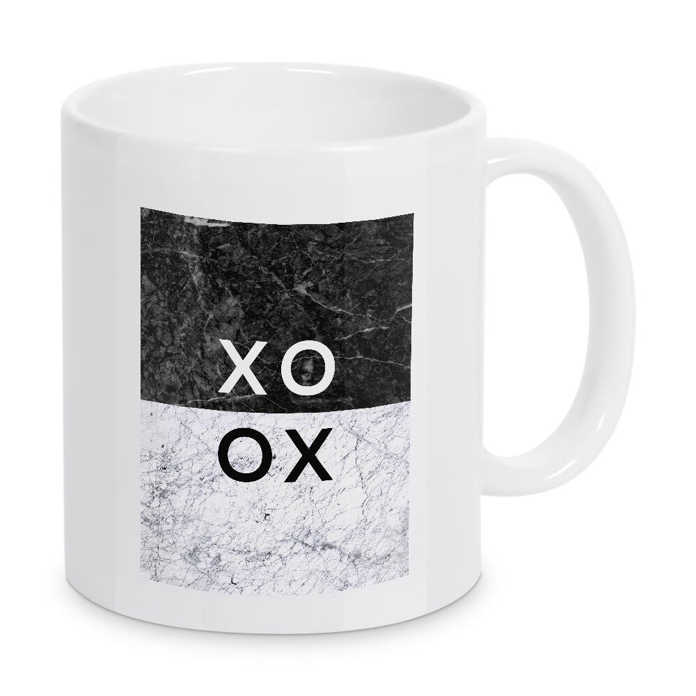 Tasse "XOXO Black & White" artboxONE - Typografie,Abstrakt,Schwarzweiß,Geometrie,Liebe,Marmor