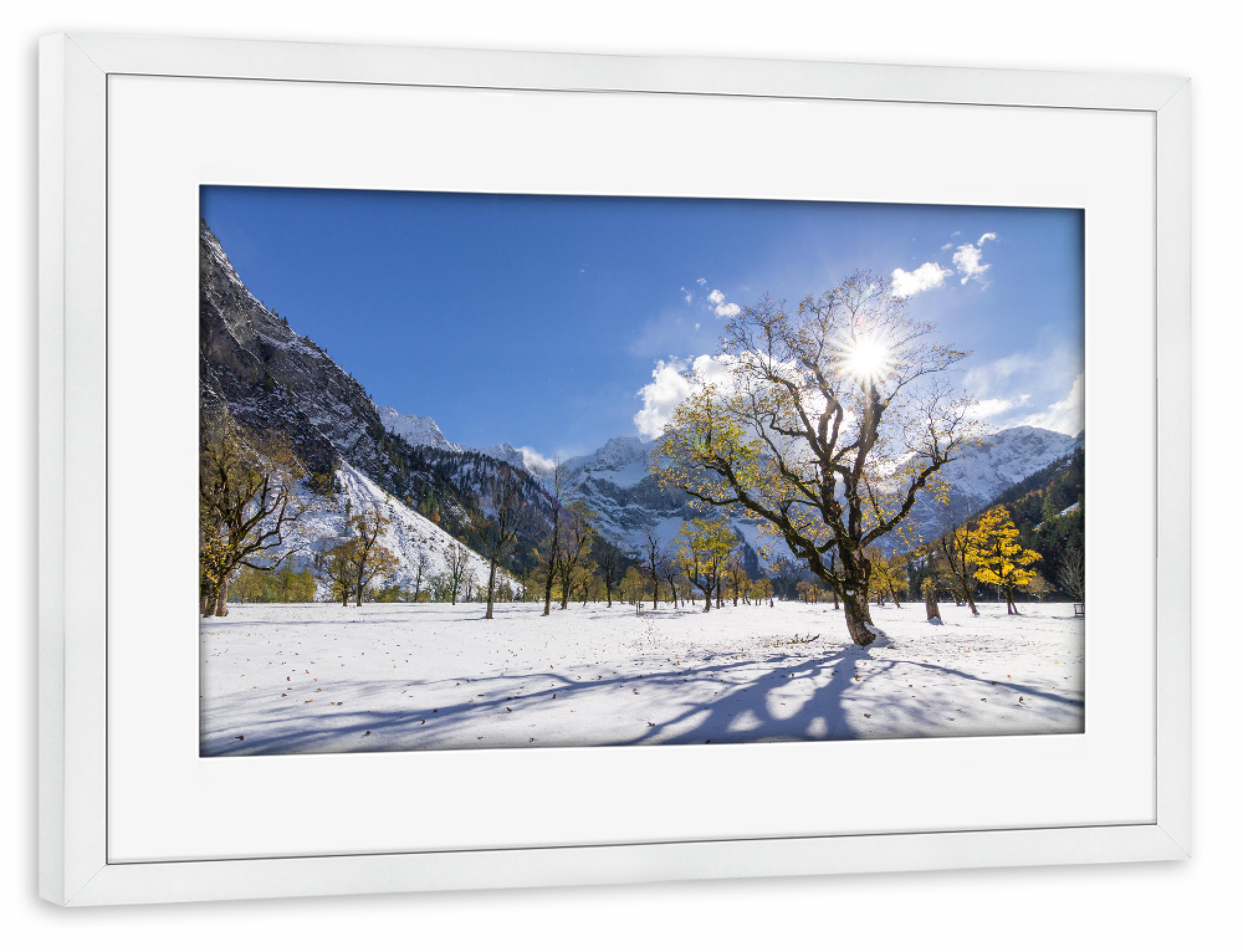 Poster mit Rahmen weiß "Lichtspiel" artboxONE - Natur - Landschaft,Wiese,Schnee,Berge,Gebirge,Gebirgszug