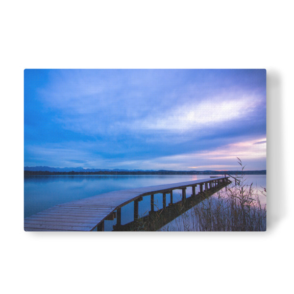 Leinwandbild "Blauer Horizont" artboxONE - Natur - Steg,See,Landschaft,Wasser,Gebirge,Gebirgszug,Berge